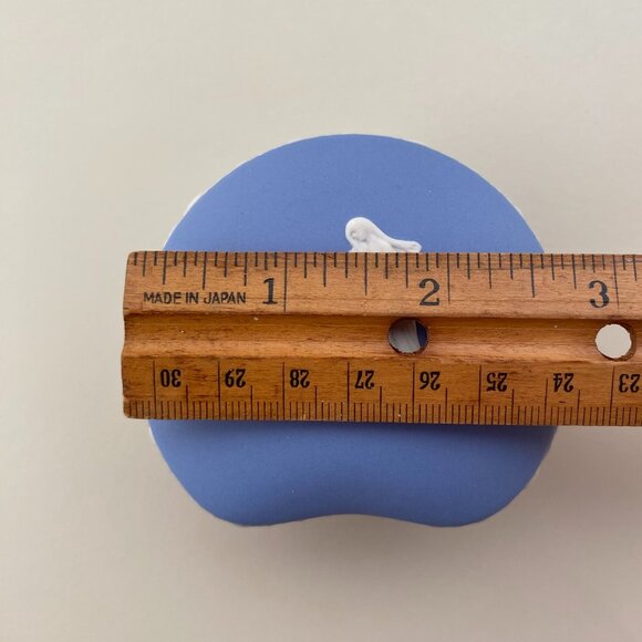 Wedgwood Blue Jasperware Kidney-Shaped Trinket Box with White Motif - Picture 9 of 10